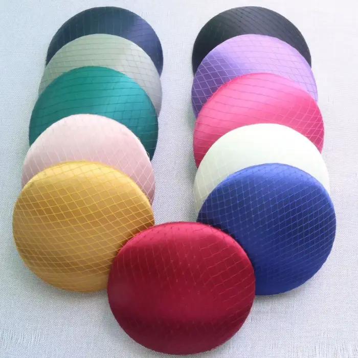 Base de chapeau circulaire mini en satin à motif quadrillé rose