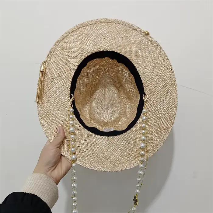Chapeau de paille beige avec lettres en métal