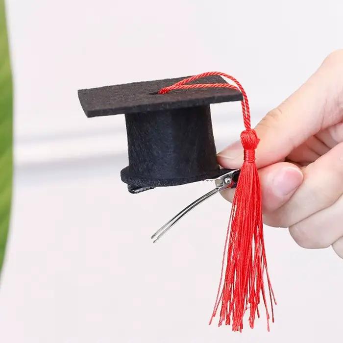 Mini chapeau de docteur pour la saison des diplômes