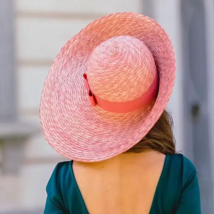 Chapeau de paille coloré avec nœud décoratif