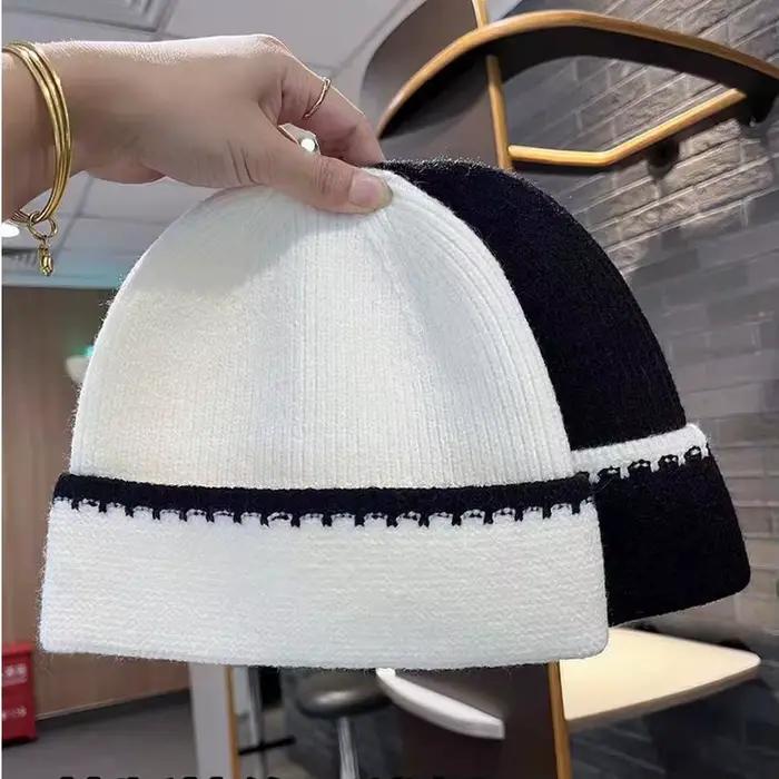 Chapeaux tricotés à rayures pour femmes