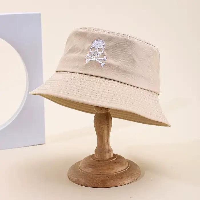Chapeau bob pour femme avec broderie de crâne
