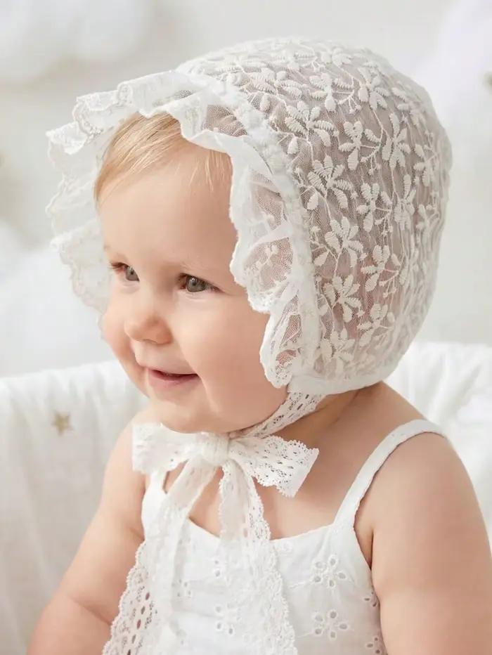 Chapeau de bébé vintage en dentelle brodée florale