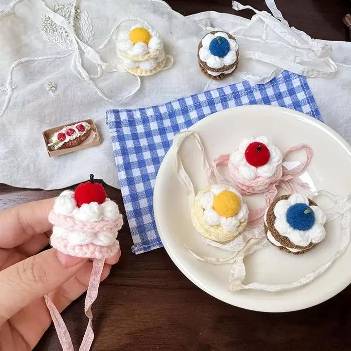Chapeau de gâteau tricoté pour figurines de poupée