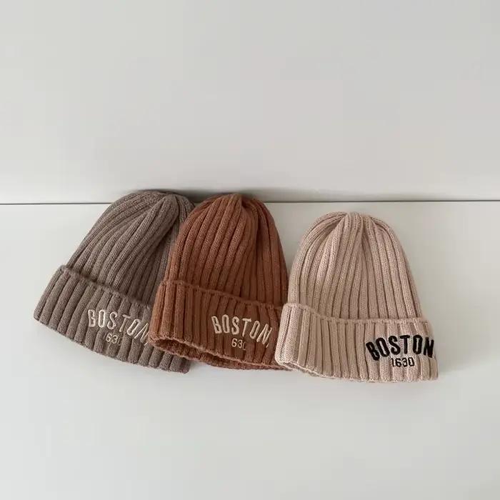 Bonnet en laine avec lettre pour enfants