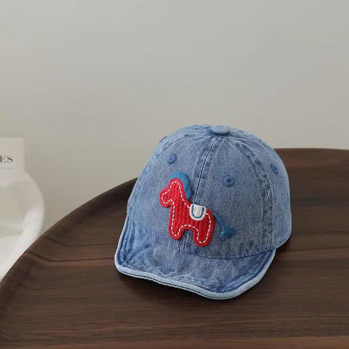 Casquette en jean lavé mignonne avec cheval rouge brodé en 3D pour bébé de 0-1 ans confortable et sécuritaire pour jouer dehors ou cérémonies