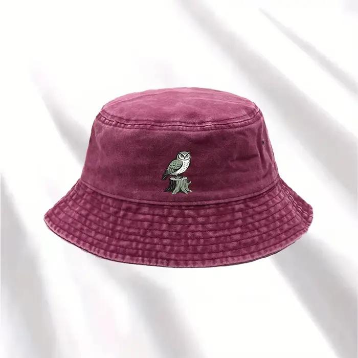 Un chapeau avec un imprimé « Une hibouille sur un souche »