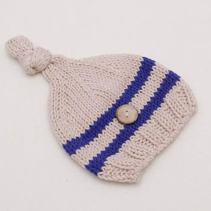 Chapeau et combinaison tricotés à rayures pour bébé
