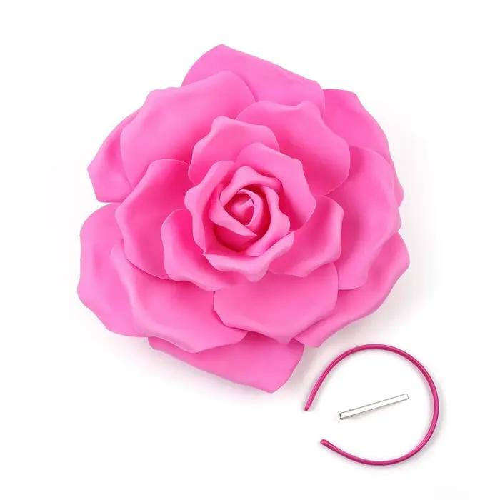 Chapeau fascinateur à fleurs de roses exagérées
