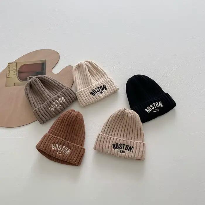 Bonnet en laine avec lettre pour enfants