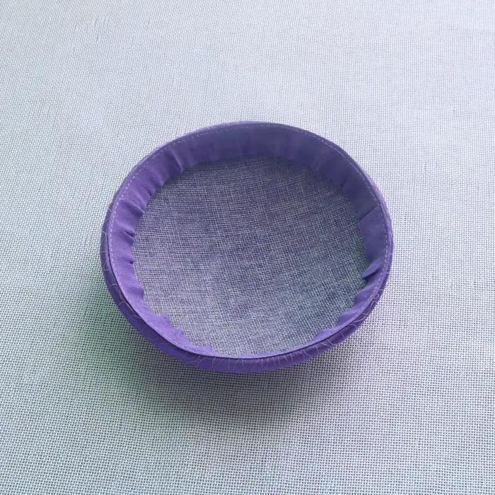 Base de chapeau circulaire mini en satin à motif quadrillé rose