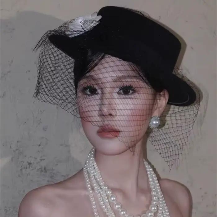 Chapeau haut-de-forme en maille camélia en velours noir