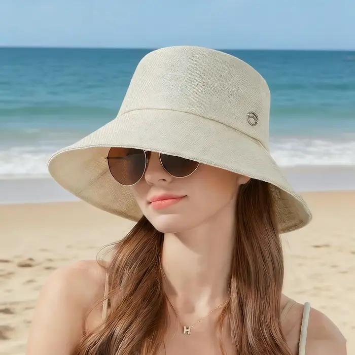Chapeau de pêcheur simple en lin à large bord avec étiquette métallique pour un style rehaussé