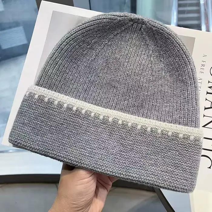 Chapeaux tricotés à rayures pour femmes