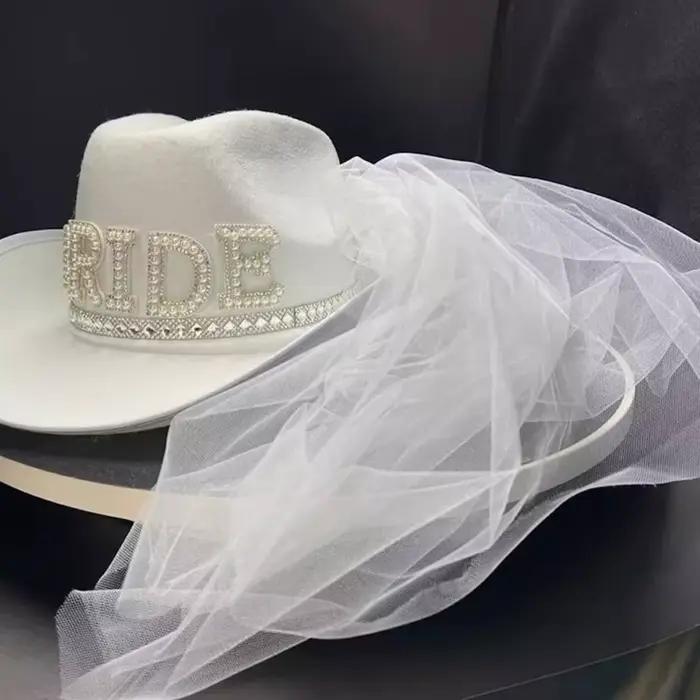 Chapeau de cowboy à large bord style western pour mariage champêtre, voile de mariée à plumes, cadeau pour douche nuptiale, événement à thème champêtre, enterrement de vie de jeune fille