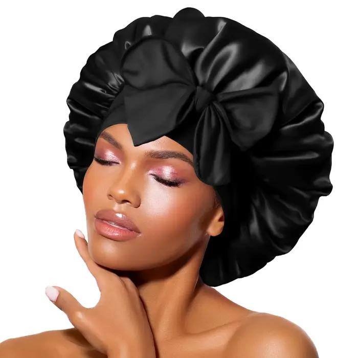 Bonnet en satin avec nœud