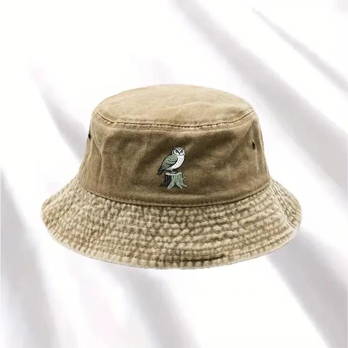 Un chapeau avec un imprimé « Une hibouille sur un souche »
