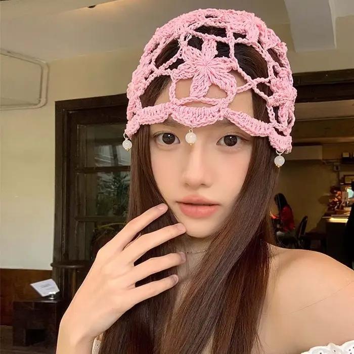 Bonnet tricoté fin style bohème avec fleur au crochet