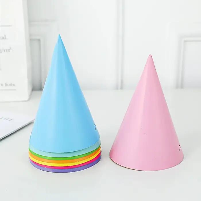 Chapeau de fête arc-en-ciel avec boule à pompon