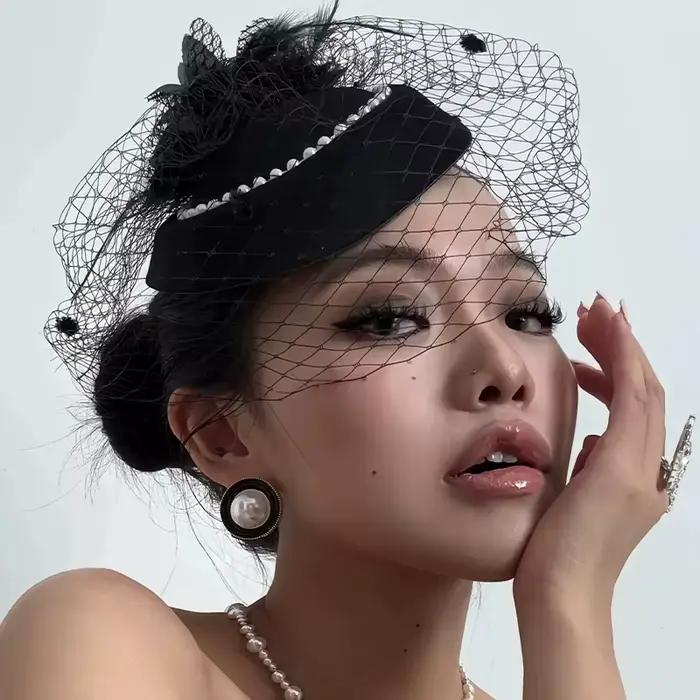 Coiffure en maille noire