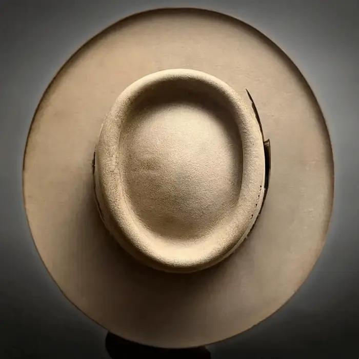 Chapeau en laine à la mode avec bord bouclé et anneau rond
