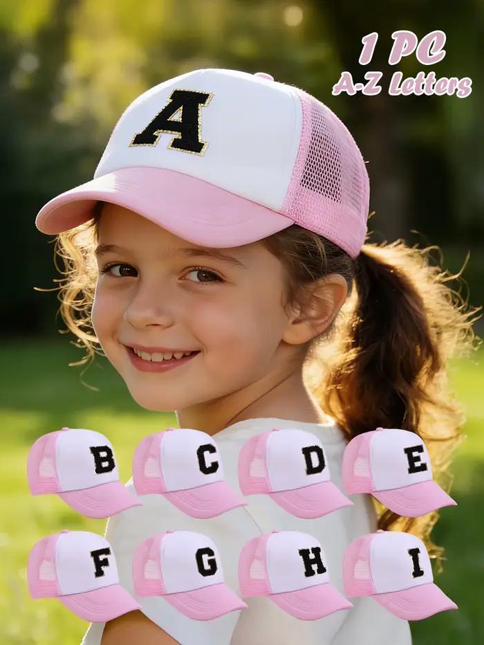 1 chapeau rose avec motif de 26 lettres