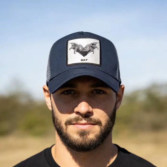 Casquette de baseball en maille brodée motif chauve-souris