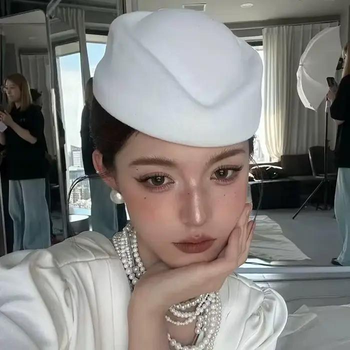 Béret d'hôtesse de l'air vintage noir à calotte plate, accessoire pour cheveux