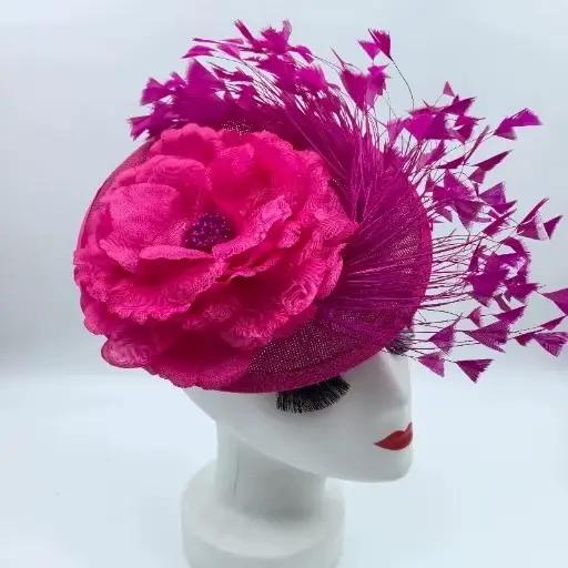 Chapeau Ascot élégant pour femme avec plumes et motifs floraux barrette à cheveux circulaire style américain pour mariages et fêtes