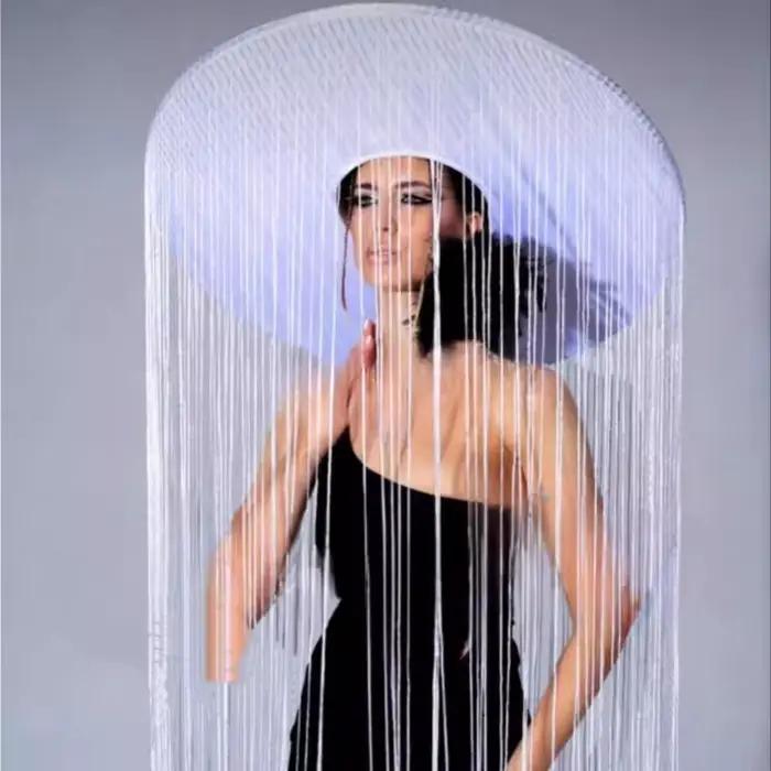Chapeau à longues franges fluides pour spectacle