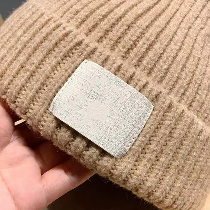 Chapeau tricoté ours mignon et décontracté chapeau froid en peluche bonnet d'hiver pour femmes occasions spéciales halloween noël anniversaire cadeau