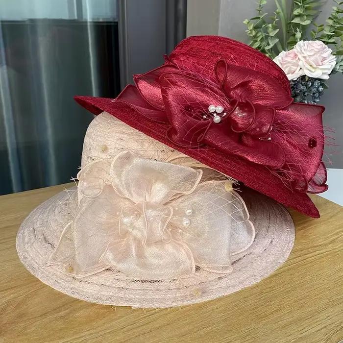 Chapeau élégant en maille avec détails floraux