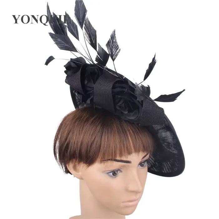 Chapeau de cocktail beige avec fleur