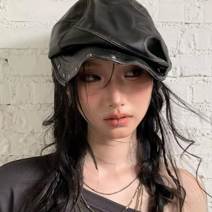 Casquette de style newsboy en cuir de haute qualité avec rivets métalliques pour hommes et femmes