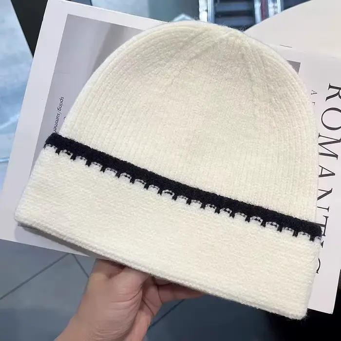 Chapeaux tricotés à rayures pour femmes