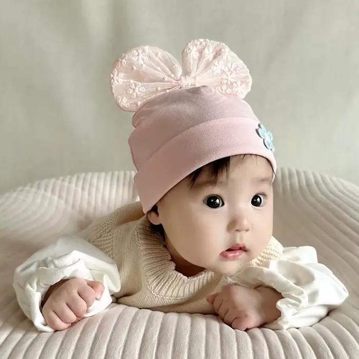 Bonnet nouveau-né en dentelle avec nœud