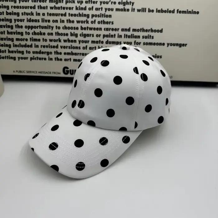 Casquette de baseball à pois noirs et blancs : protection solaire