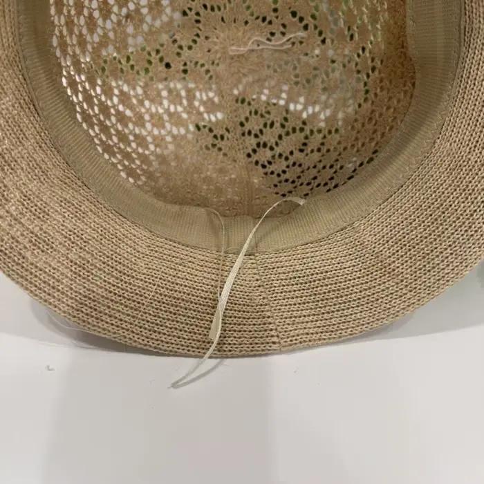 Chapeau de soleil élégant ajouré avec décoration florale