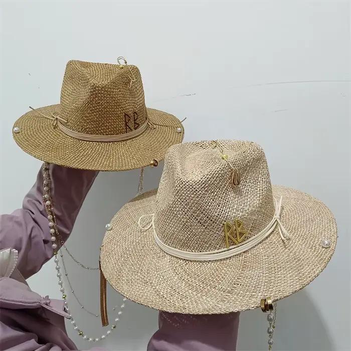 Chapeau de paille beige avec lettres en métal