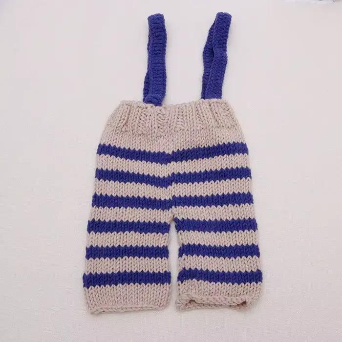 Chapeau et combinaison tricotés à rayures pour bébé
