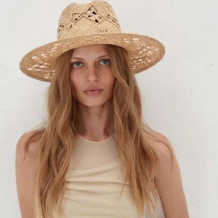 Chapeau de paille en raphia avec lettre creuse