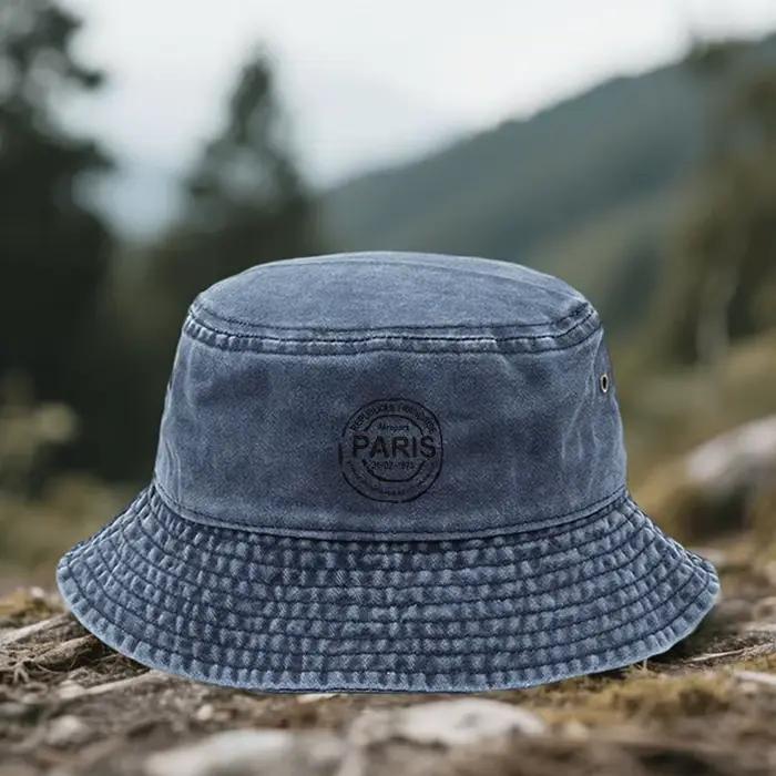 1 chapeau imprimé « Paris Retro Stamp »