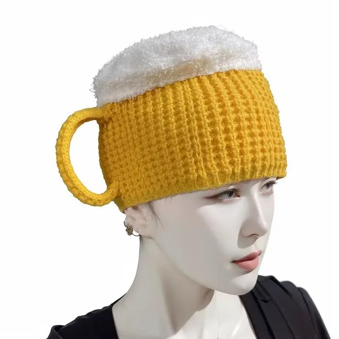 Bonnet en tricot fantaisie en forme de tasse de bière