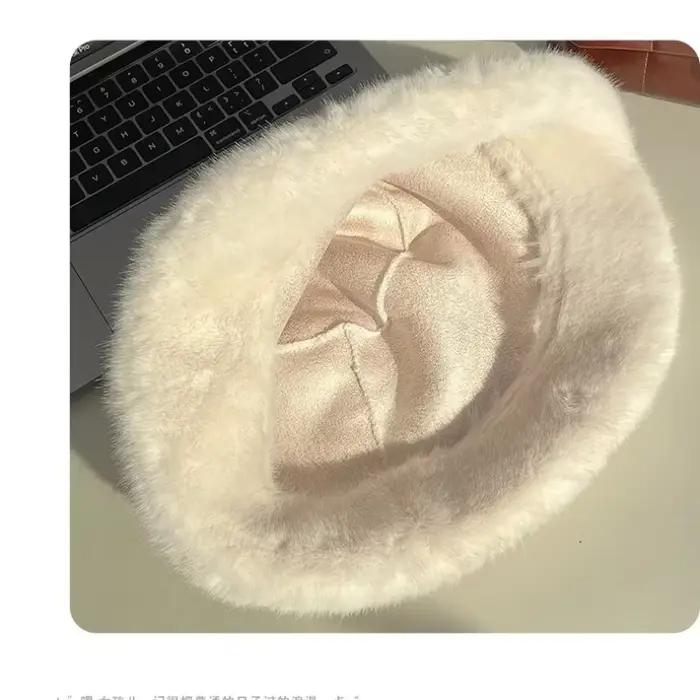 Un chapeau en laine blanche pour une jolie fille en hiver