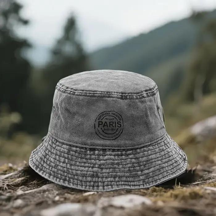 1 chapeau imprimé « Paris Retro Stamp »