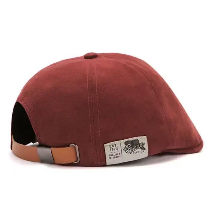 Tendance de rue japonaise : portant des chapeaux en bec de canard pour femmes