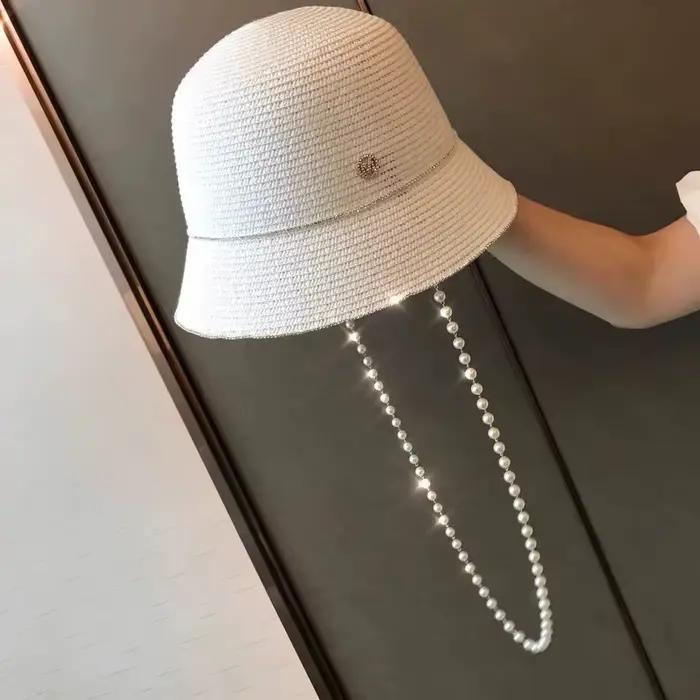 Chapeau seau en paille avec chaîne de perles