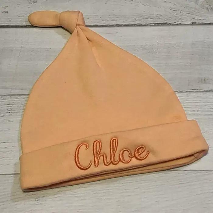 Bonnet en coton personnalisé pour nouveau-né avec nom brodé