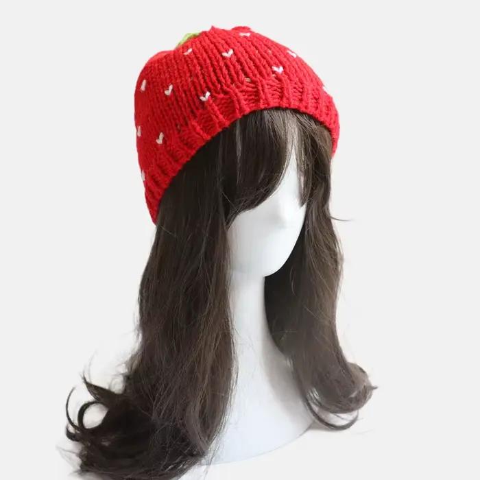Un joli chapeau tricoté à la main aux fraises de dessin animé pour dames
