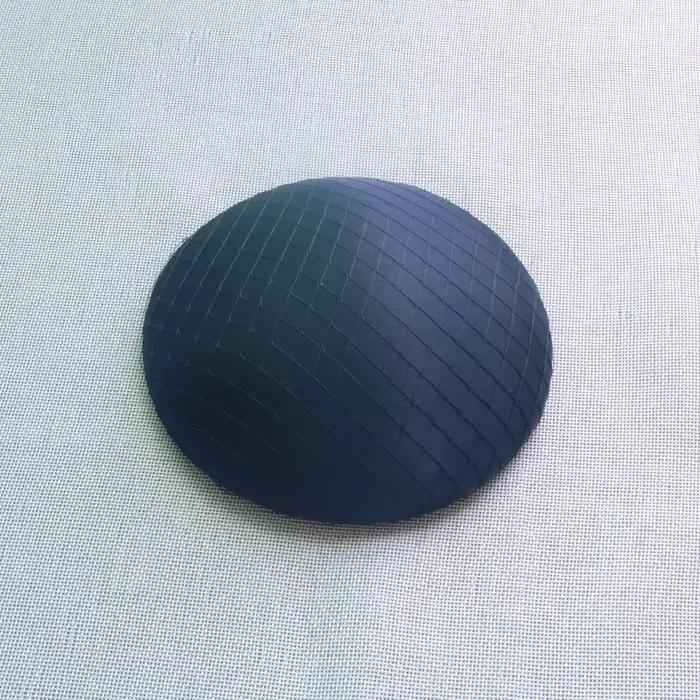Base de chapeau circulaire mini en satin à motif quadrillé rose